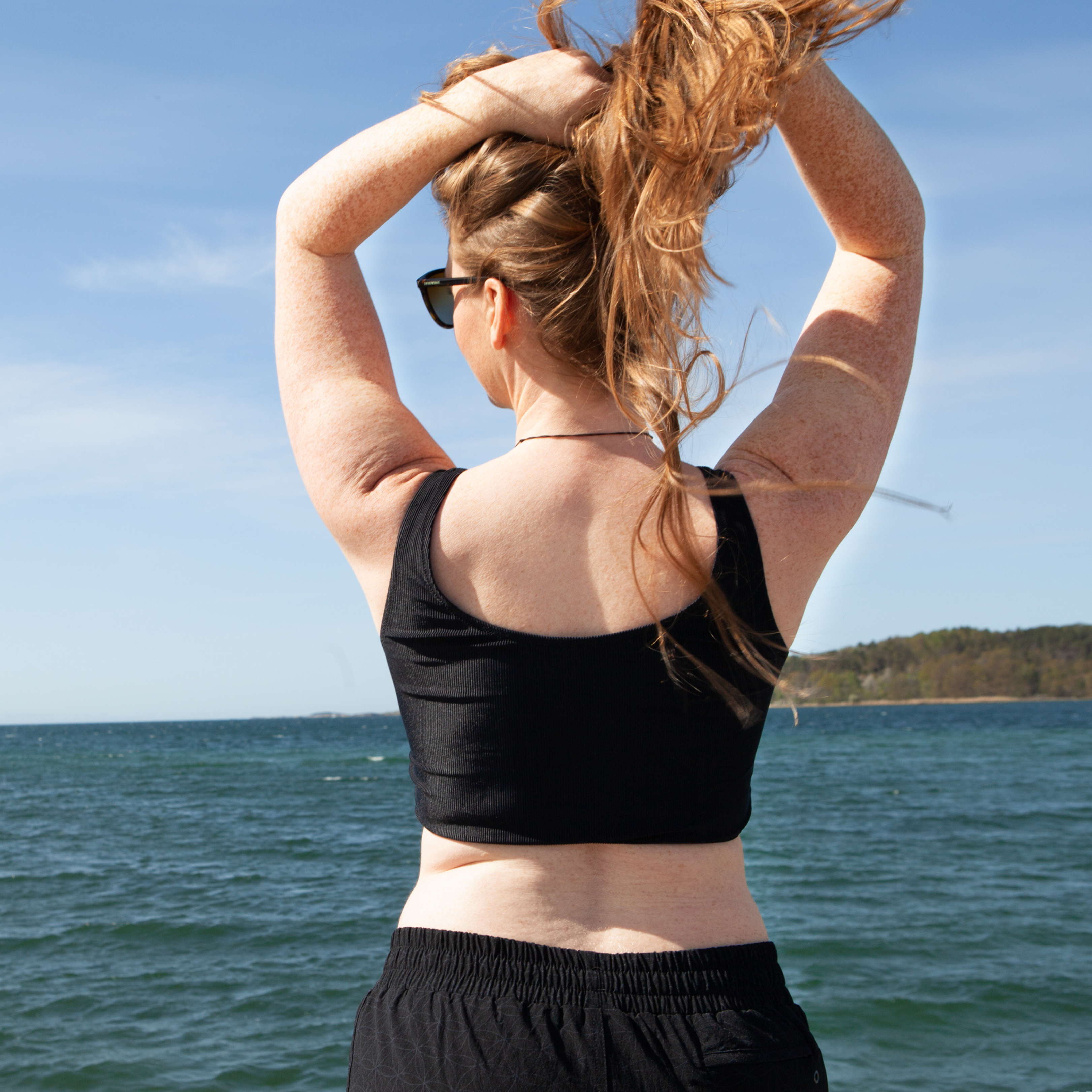 Ribbet badetopp - Svart gallery