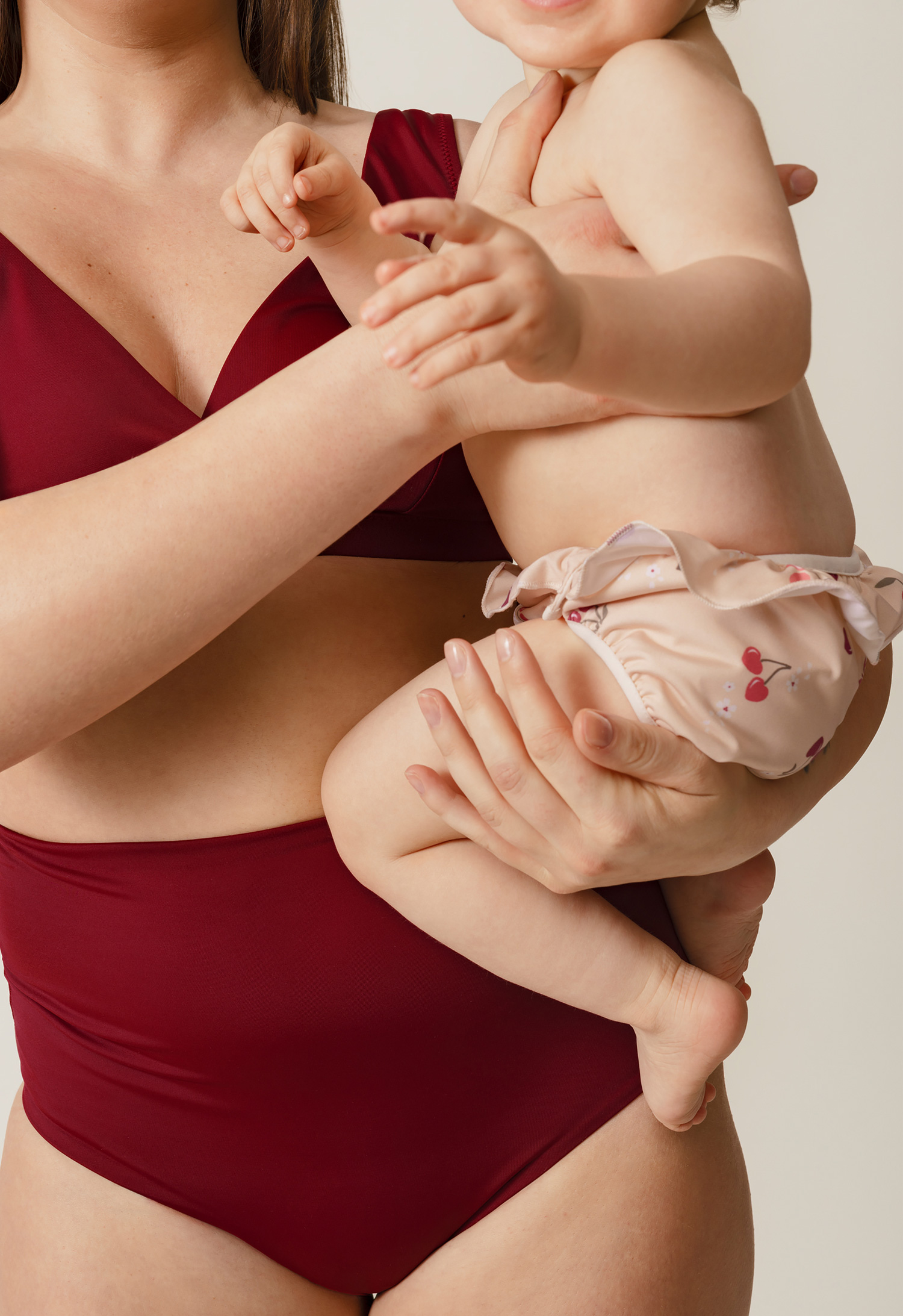 Badbleie med trykknapper på siden - kirsebær med volang gallery