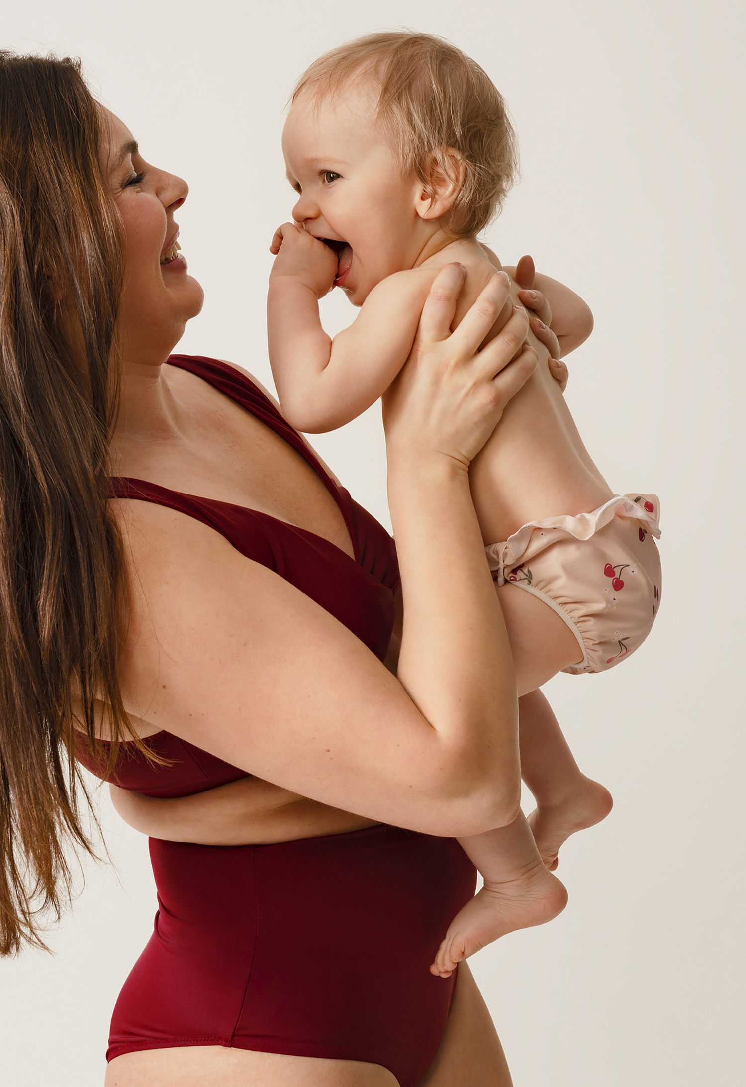 Badbleie med trykknapper på siden - kirsebær med volang gallery